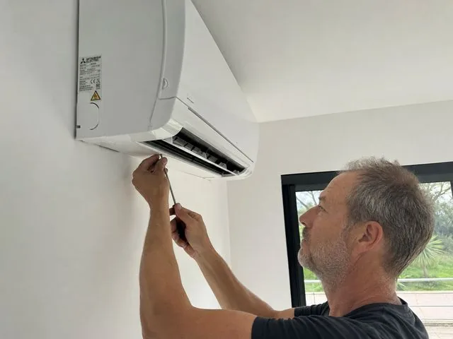 Finitions d'une installation de climatisation par JBV Clim Charente